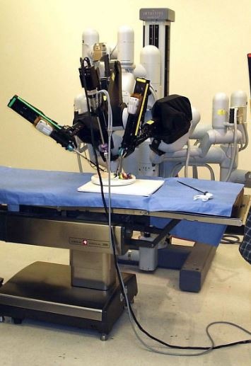A laparoscopic 一面膜上边一面膜下边视频 surgery machine. Patient-side cart of the da Vinci surgical system.