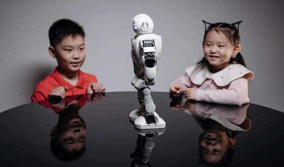 a young girl and boy looking at the 欲望电影