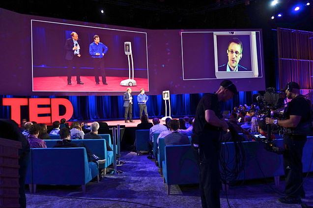 edward snowden's surprise appearance at ted,speaking with chris anderson and tim berners Lee on a telepresence 乱子伦xxxx欧美,from a secret location in Russia