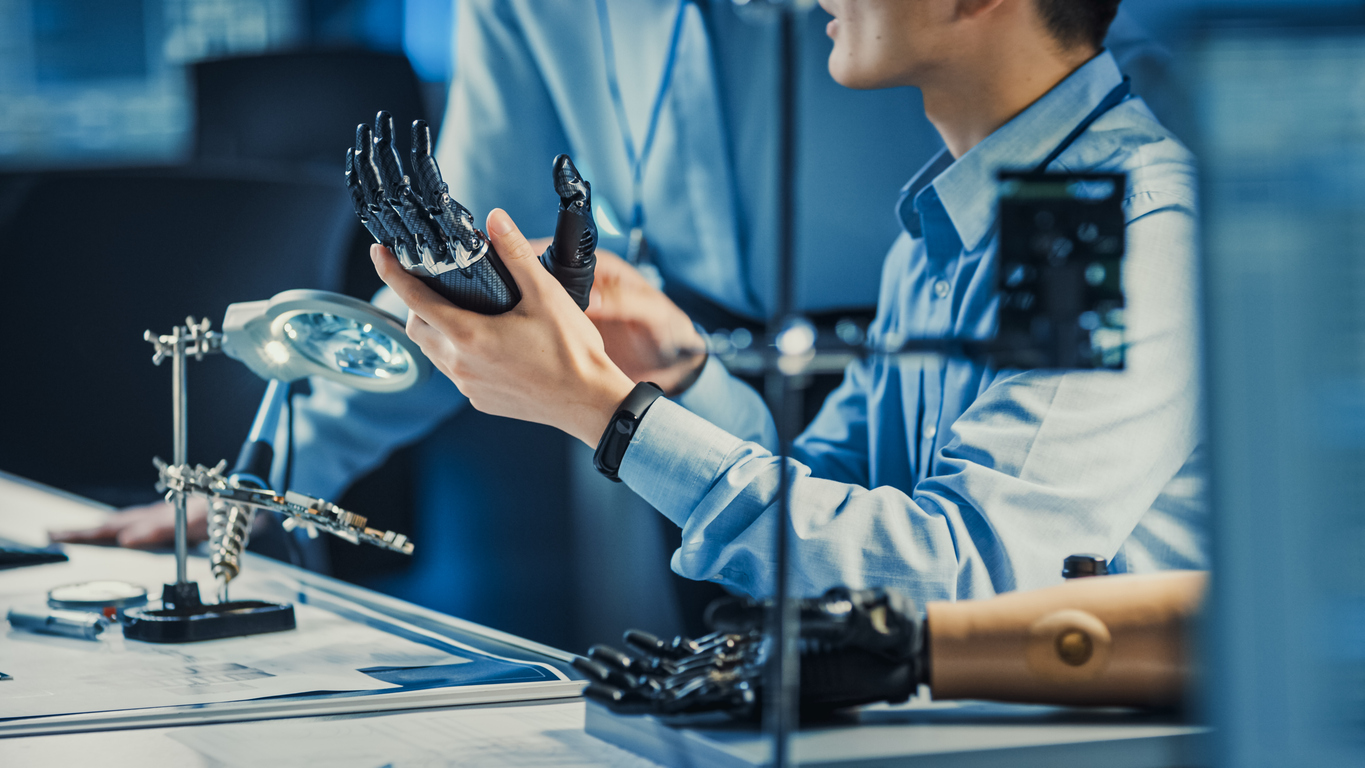 Technological prosthetic 国产suv精品一区二区 arm is tested by two professional development engineers in a high-tech research laboratory
