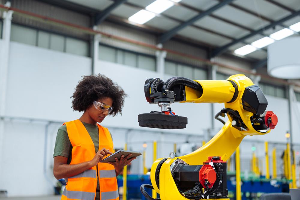 Industrial engineer using digital tablet programming 国产suv+女女+喷水 arm in modern factory